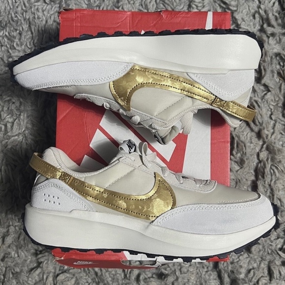 Nike Waffle Debut Shoes Womens Size 7 Gold White Athletic Trainers Sneakers - Picture 1 of 4